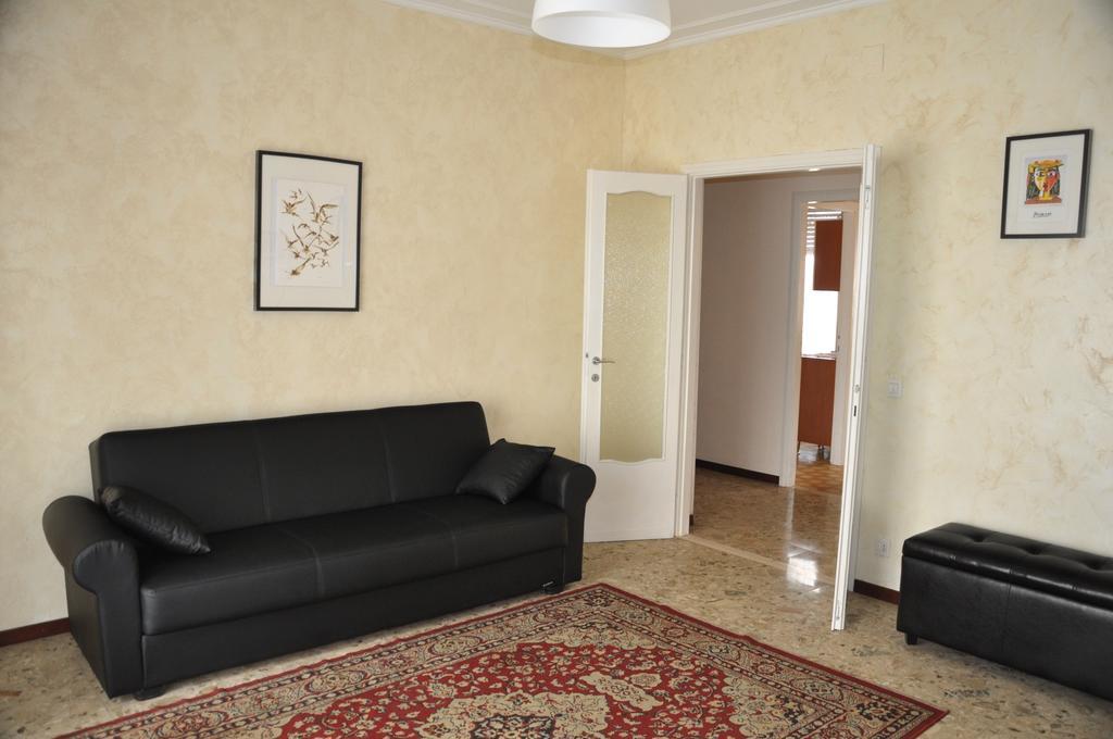 Apartment Montebello Парма Екстериор снимка